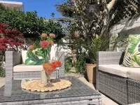 KIRA Beach House Large luxury 2 bedroom garden apartment
