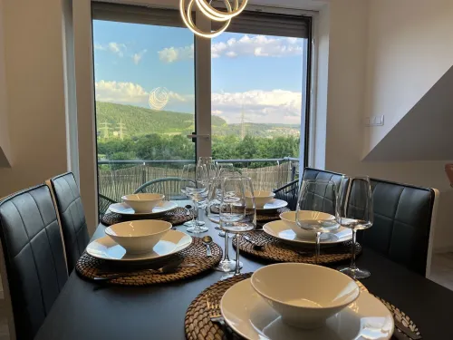 BlackNCozy - Design apartment with box-spring bed and balcony