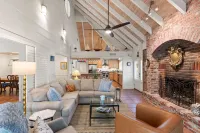 FAB East Beach Cottage, Pets, Pool & Spa; 30 Sec to the BEACH! 6 seat golf cart!