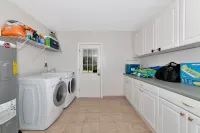 Private Retreat! 3D Tour! New Hot Tub & Salt Water Pool!