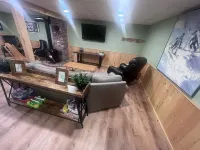 5 bdrm, 3 levels, 5 min Attitash Mt, 6 miles storyland, pool, a/c, grill