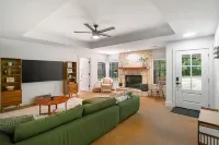 Country Home on 5 Acres-15 Min to Snow's BBQ