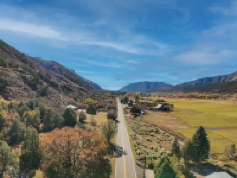 Red Cliff Chalet, Cozy 2BD guesthouse, AC, Close to town, hot springs, skiing