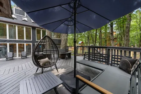 5BR Poconos Heaven! Hot Tub, Fire Pit, Jungle Gym