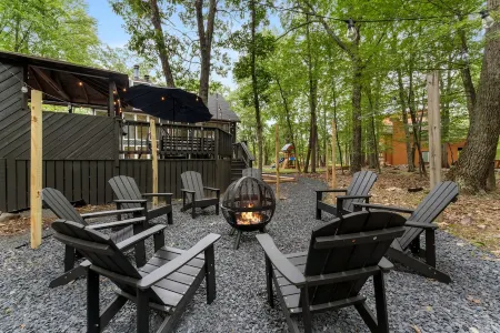 5BR Poconos Heaven! Hot Tub, Fire Pit, Jungle Gym