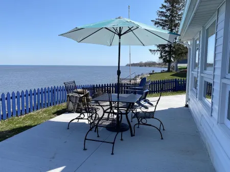 Lakefront 2 bedroom house between Rochester and Niagara Falls, NY