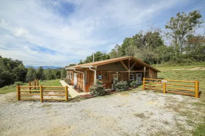 Norris Lake Cabin on 140 acre ranch,  pond, Mountain views, 1 mi to Lake access.