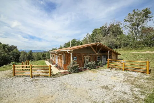 Norris Lake Cabin on 140 acre ranch,  pond, Mountain views, 1 mi to Lake access. Hotel a Campbell County