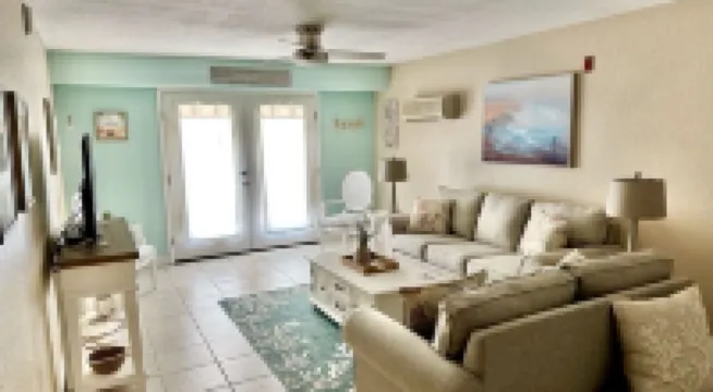 Unit #216 Minutes to the beach! So cute & spacious w/ peek a boo view of Gulf! 레딩턴 비치 호텔