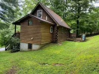Relax @ Mt. Melody Log Cabin. Brand New Hot Tub and Masterbath. by Trout Stream