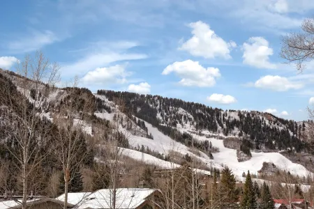 Incredible views in open 2 bedroom condo in Aspen Core! Walk to Gondola. Отели рядом с достопримечательностью «Aspen Highlands»