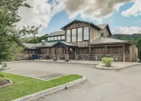 Clean & Quiet w/ Private HotTub Near Cades Cove