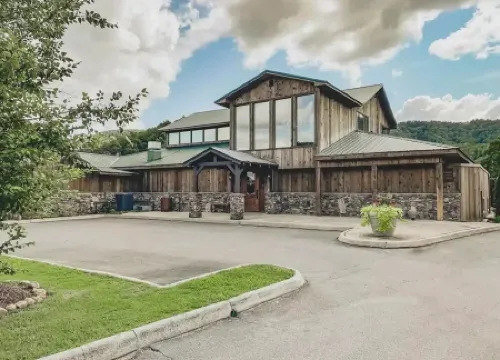 Clean & Quiet w/ Private HotTub Near Cades Cove