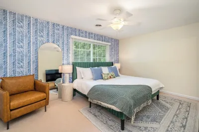 3bd/Centrally located/stylish/North Hills/PNC arena/Crabtree Valley Mall