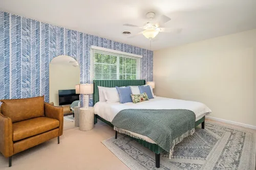 3bd/Centrally located/stylish/North Hills/PNC arena/Crabtree Valley Mall