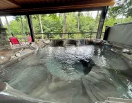 Eagle River Retreat~hot tub~riverfront!