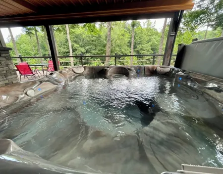 Eagle River Retreat~hot tub~riverfront! Отели в г. Ashtabula County