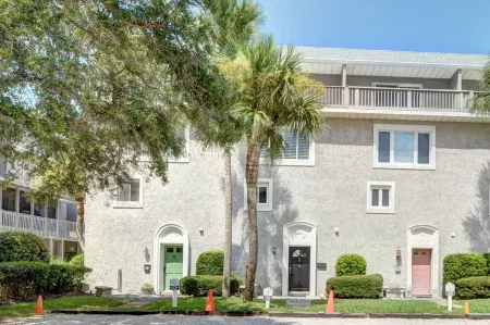 Gorgeous condo for 8, travel crib and pull-out, full kitchen, beach boardwalk! Отели рядом с достопримечательностью «St Simons Island»