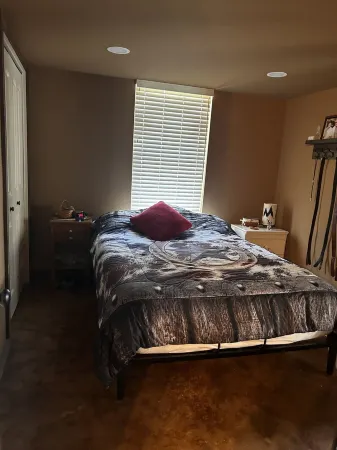 Cozy cabin that sleeps 6  with AC and WiFi on beautiful Palo Pinto lake..