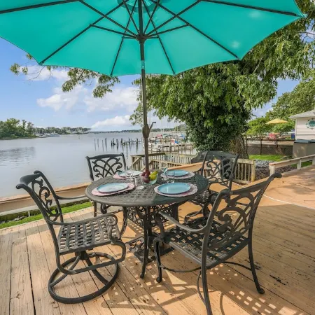 Picture Perfect  Waterfront in town  Sleeps 6  Expansive Outdoor dining area