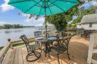 Picture Perfect  Waterfront in town  Sleeps 6  Expansive Outdoor dining area