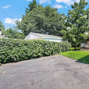 Adorable West Side Cottage with Onsite Laundry, Free Parking