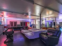 Entertainers Paradise House + Shop Hotels in Robins