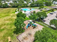 Townhome with Heated Pool, UTC mall, Fits 6, 2bd/2.5bath