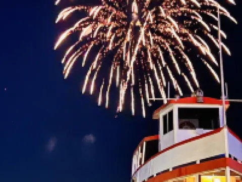 Lake Front Condo on East Lake Okoboji in Bridges Bay Resort. 阿諾茲帕克酒店