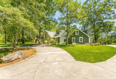 8 Bdrm🏆29ppl Hotub,Pool,Pond, 9miles Chatt