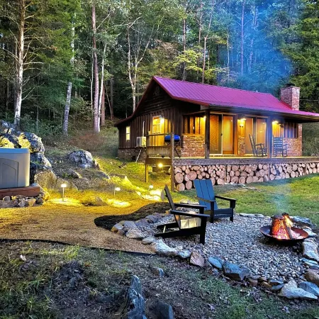 Secluded Lake Front Lodge In Cosby - Your Ultimate Hideaway