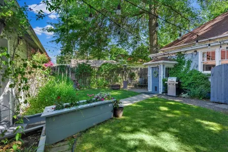 Story book 1920's home in down town Coeur d'Alene with AC, WiFi