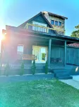 Large Modern Cabin w/balcony & large entertainment areas-hot tub and pool table! Hotels in Fayette County
