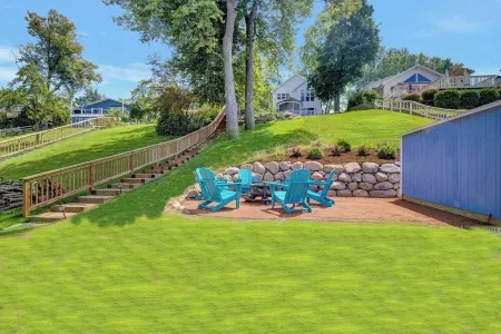 Lakefront Oasis w/ 2 fire pits, game room & kayaks