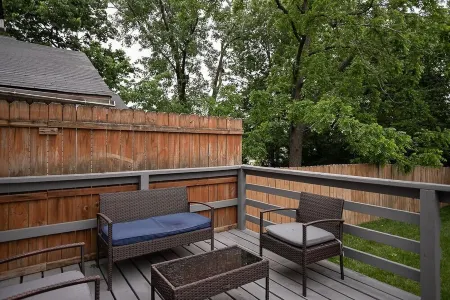 Mins to UK- Rupp- Kroger Field-  Blocks away to UK & ST Joes Hospital- Отели рядом с достопримечательностью «Кладбище Лексингтон»