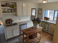 Garden Creek Retreat - Remodeled Home with Luxury Furnishings