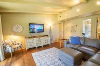 Sparkling Clean Mid Century Modern Home in Ferry Street Bridge Area