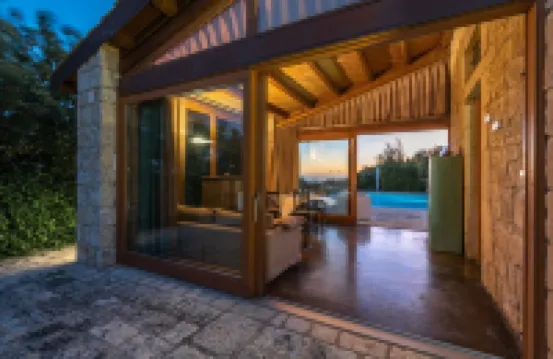 Rustic chic villa with large veranda, private pool, barbecue and free WiFi