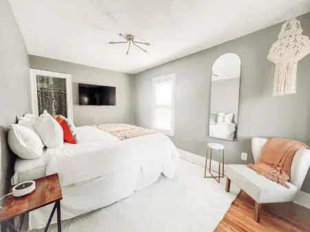 Family-sized home just a few blocks to downtown Main St King bed + fenced yard