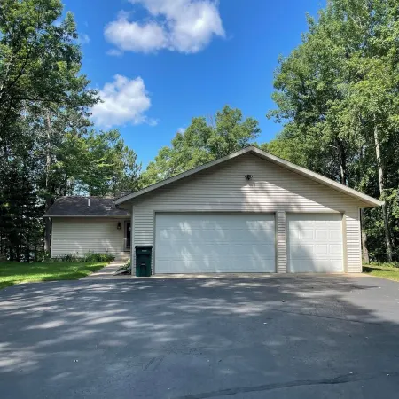 Escape to Paradise: Your dream vacation awaits in our stunning lakefront rental!