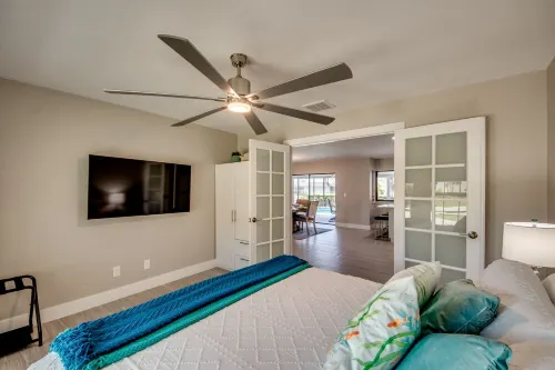 Incredible 4 BR/3 bath Villa with heated pool, kayaks, bikes, and fishing poles