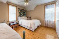 Charming farmhouse with 4 bedrooms and WiFi, AC in delightful Alexandria