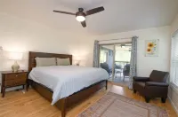 Charming Mtn Lodge, Fire Pit, Mtn View, WiFi, Grill, Treehouse, Close to Town!