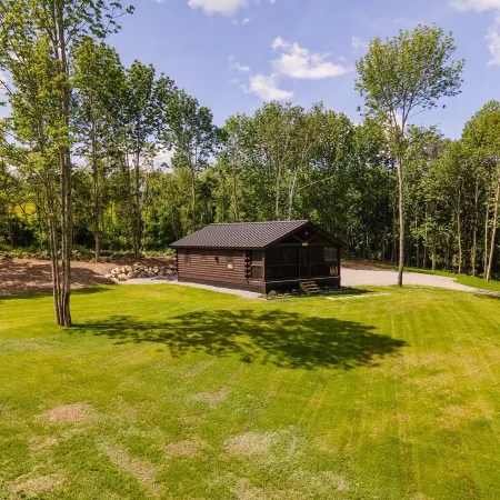 Cozy 2-Bedroom Cabin - 10 Minutes to Camden!