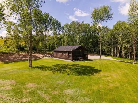 Cozy 2-Bedroom Cabin - 10 Minutes to Camden!