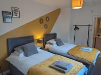 Cosy family-sized top floor apartment! In the heart of Stratford Upon Avon! Hotels in 