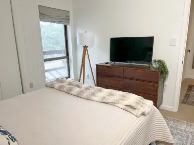 Serene Leatherbark 4 BR condo, mins walk to slopes Отели в г. 