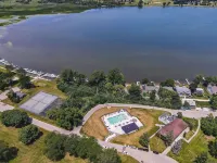 Family friendly Camp themed condo on Lake Como, minutes to downtown Lake Geneva