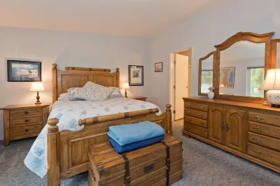 Secluded location, private Beach Access, water views, sleeps 6 New Dungeness Lighthouse附近的飯店