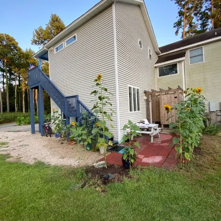 Private treetop suite in Kitty Hawk  Coastal Preserve Отели в г. Китти-Хок
